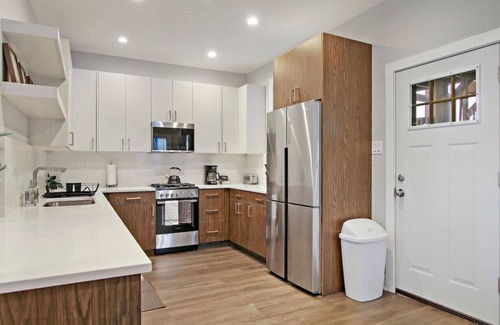 West Lakeview Apartment | 3BR Beautifully Designed Apt close to Shops