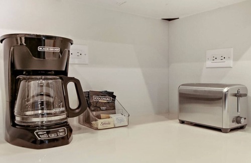 West Lakeview Apartment | 3BR Beautifully Designed Apt close to Shops