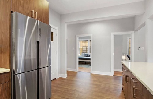 West Lakeview Apartment | 3BR Beautifully Designed Apt close to Shops