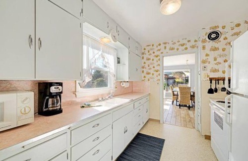 Rockaway Beach Cottage | 3BR Breaker Ave Getaway Steps from Sand Large Yard Pet-Friendly Perfect for Families