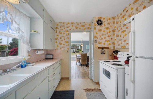 Rockaway Beach Cottage | 3BR Breaker Ave Getaway Steps from Sand Large Yard Pet-Friendly Perfect for Families