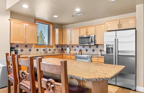 Truckee Condo | 3BR, Breakfast/Happy Hour incl, STEPS to Gondola and Spa