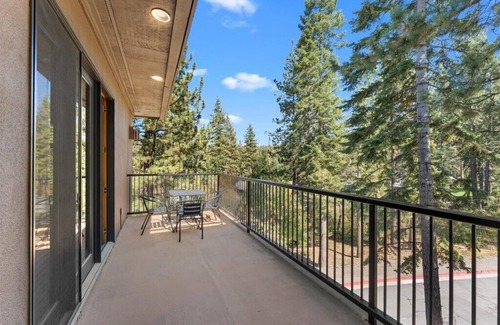Truckee Condo | 3BR, Breakfast/Happy Hour incl, STEPS to Gondola and Spa
