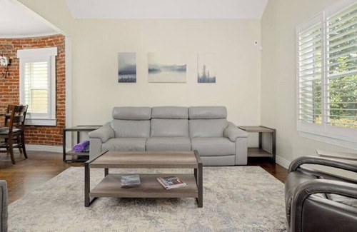 Speer House | 3BR Bungalow in Wash Park, Hot Tub, Private Yard