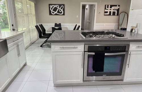 Houston House | 3br Bungalow private Yard for Groups & Families/prime Area by River Oak Galleria