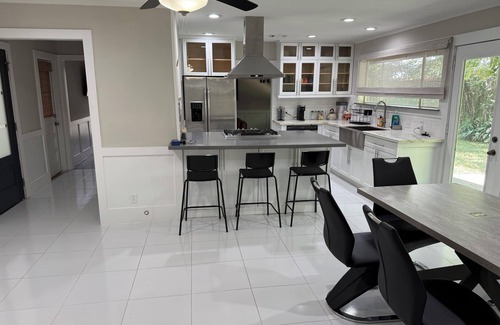 Houston House | 3br Bungalow private Yard for Groups & Families/prime Area by River Oak Galleria