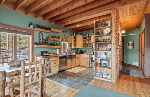 Twin Lakes Cabin | 3BR Cabin Escape w/Deck Twin Lakes Mountain View