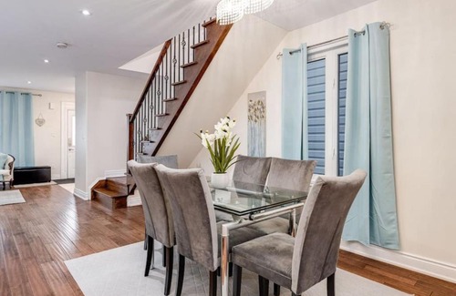 Woodbine Heights House | 3BR Casa close to Woodbine Beach with deck area and WFH