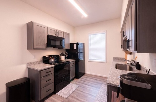 University Place Apartment | [3BR] Chic Retreat > Min to KU/Mass