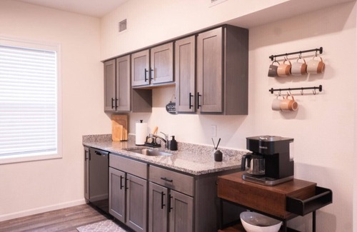 University Place Apartment | [3BR] Chic Retreat > Min to KU/Mass