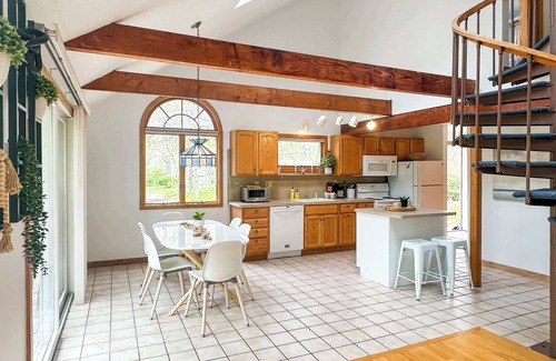 Katama House | 3BR Coastal Retreat in Quiet Edgartown Neighborhood