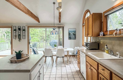 Katama House | 3BR Coastal Retreat in Quiet Edgartown Neighborhood