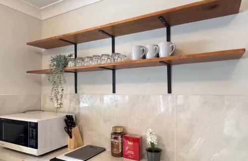 Slacks Creek House | 3BR Cottage Home w/Ample Parking