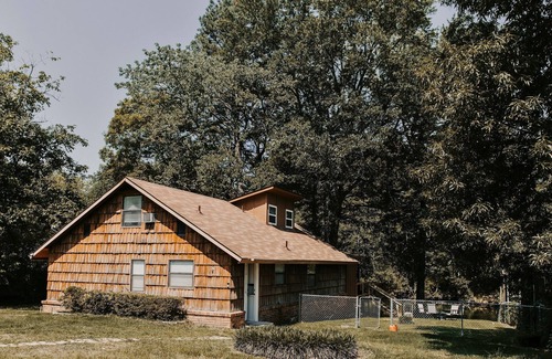 Mid America House | 3BR Cozy Bohemian Lakehouse w/Quirky Attic Fenced Yard Fast Wifi Pet Friendly