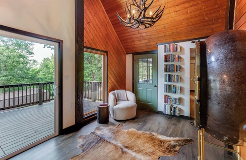 Elkton Cabin | 3BR Cozy Cabin with Mountain Views & Fireplace