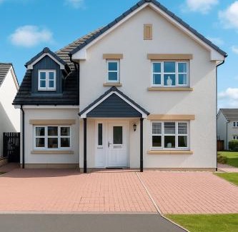 Glasgow Apartment | 3BR Detached Home, Driveway & Large Rear Garden