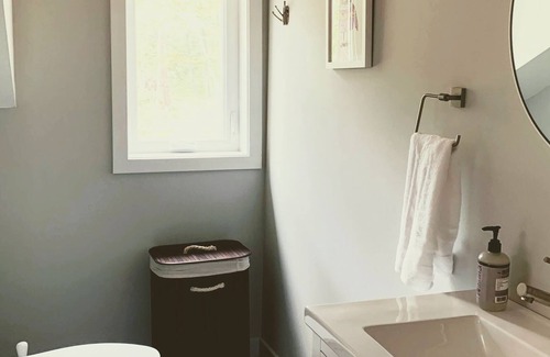 Rhinebeck Cottage | 3Br escape set on winding creek in 130acre forest