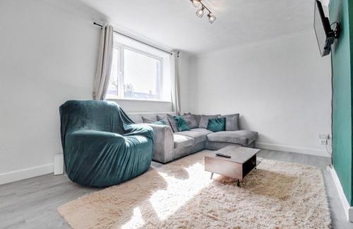 Hainault House | 3BR Escape, Work & Relax, Fast Links to London, Serviced Accommodation