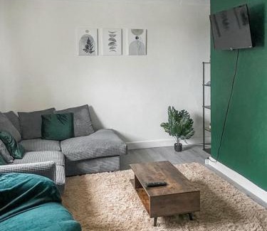 Hainault House | 3BR Escape, Work & Relax, Fast Links to London, Serviced Accommodation