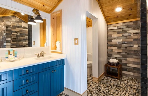 Captiva Hotel | 3BR Family Cottage | Porch | Pools | Free Parking | Tropical Captiva Stay