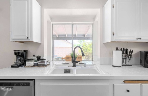 Riverside House | 3BR Family Home | Large Yard, Parking, Remodeled