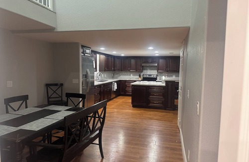Gilbert House | 3BR Farmhouse near Gilbert Temple with access to indoor Racquetball Court