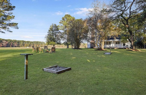 Locustville House | 3BR Farmhouse w/Porch, Fire Pit, Horseshoe Pit