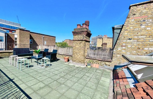 Hammersmith and Fulham Apartment | 3BR flat w. Rooftop Terrace in Central Hammersmith