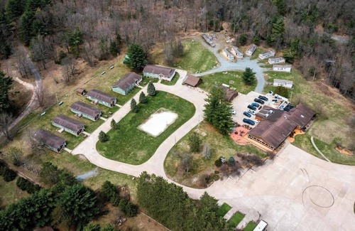 Neillsville Cabin | 3BR Getaway at Riviera Resort