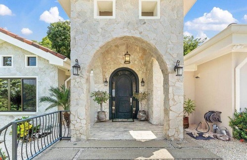 Coco Villa | 3BR Getaway | Infinity Pool + Pickleball