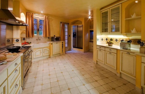 Grasse House | 3BR Grasse Lush in greenery with a charming appeal