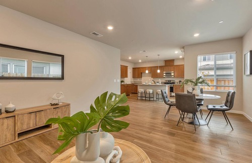 Natomas Park House | 3BR Home at Pagoda Lane|Walk In Closets|Garage|nWifi|Laundry Roomn #41982