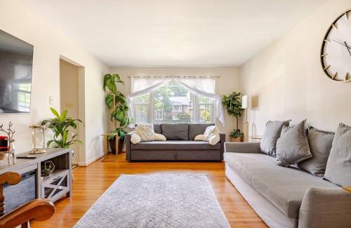 Idylwood Apartment | 3BR Home - Free Parking-WiFi Kitchen Laundry-Kids Friendly-Near DC & Downtown & Metro-Patio & Deck