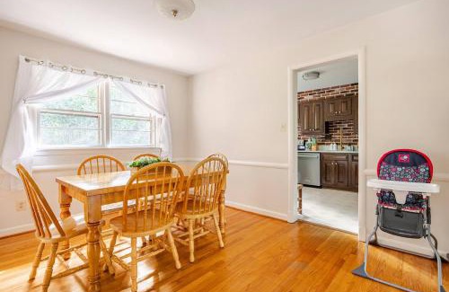 Idylwood Apartment | 3BR Home - Free Parking-WiFi Kitchen Laundry-Kids Friendly-Near DC & Downtown & Metro-Patio & Deck