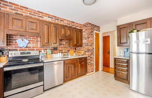 Idylwood Apartment | 3BR Home - Free Parking-WiFi Kitchen Laundry-Kids Friendly-Near DC & Downtown & Metro-Patio & Deck