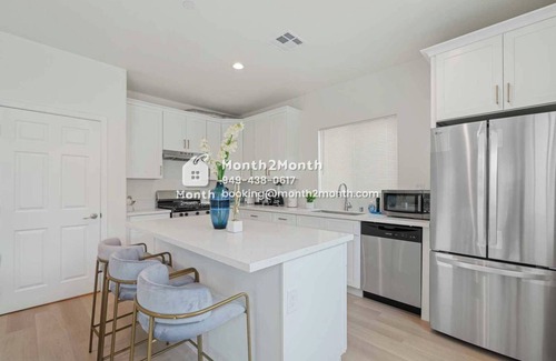 Pomona House | 3BR Home in Lewis St｜Garage Access｜Pet Friendly ｜Monthly Stays #42390