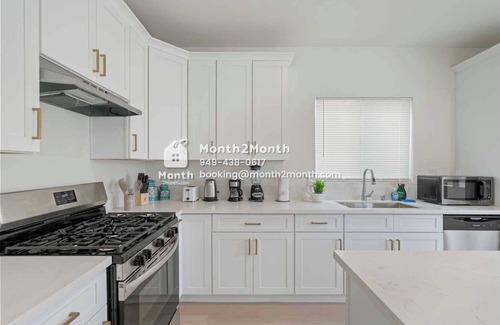 Pomona House | 3BR Home in Lewis St｜Garage Access｜Pet Friendly ｜Monthly Stays #42390