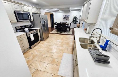 Cliftondale House | 3BR Home w/Fast Internet & Work Space near Atlanta Airport Magnolia Hill House