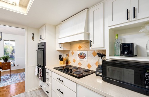 Vance Jackson House | 3BR Home w/private backyard & BBQ grill, sleeps 8