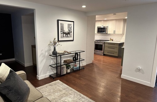 Barths House | 3BR Home with AC, Hot Tub & Walkable Restaurants