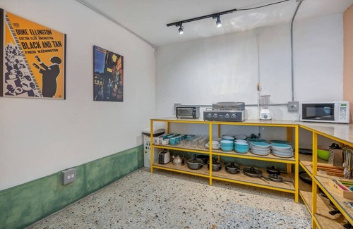Zona Rosa House | 3BR House in Manila with Big terrace and Jacuzzi