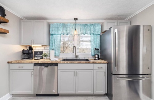 Bristol House | 3BR house minutes from speedway & downtown