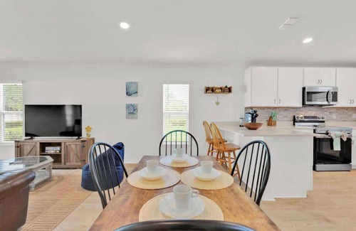 Auburndale House | 3BR House w Backyard & access to Auburndale Trail