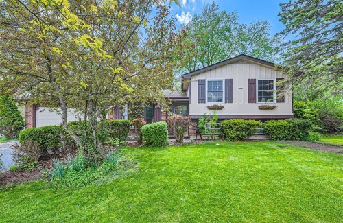 Lake Zurich House | 3BR House w/Pickleball, Game Room, Foosball, Arcade, Darts & Grill
