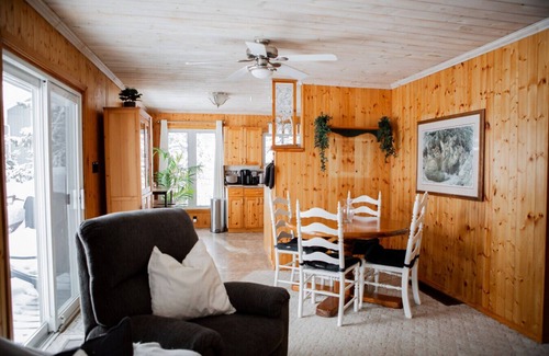 Magnetawan Cottage | 3BR Lakeside Retreat with Rustic Charm & Hot Tub