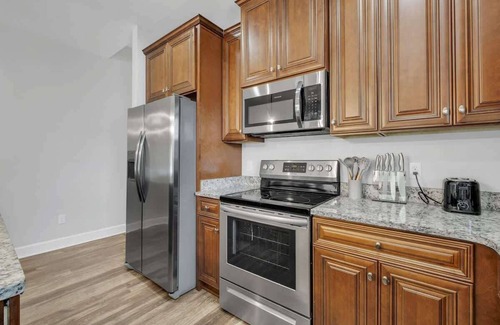 Tallahassee House | 3BR LuxHome mins to FSU, King Bed, Cute Backyard