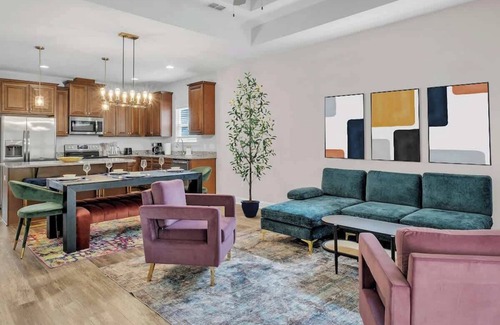 Tallahassee House | 3BR LuxHome mins to FSU, King Bed, Cute Backyard