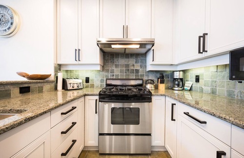 Nordic Estates House | 3BR | Luxury | Hot Tub | Ski-in/Ski-Out | 2 Car Garage + Village Parking