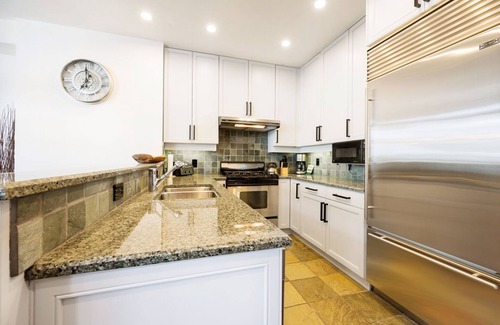 Nordic Estates House | 3BR | Luxury | Hot Tub | Ski-in/Ski-Out | 2 Car Garage + Village Parking