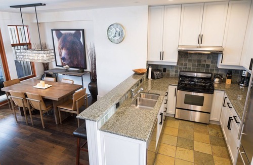 Nordic Estates House | 3BR | Luxury | Hot Tub | Ski-in/Ski-Out | 2 Car Garage + Village Parking